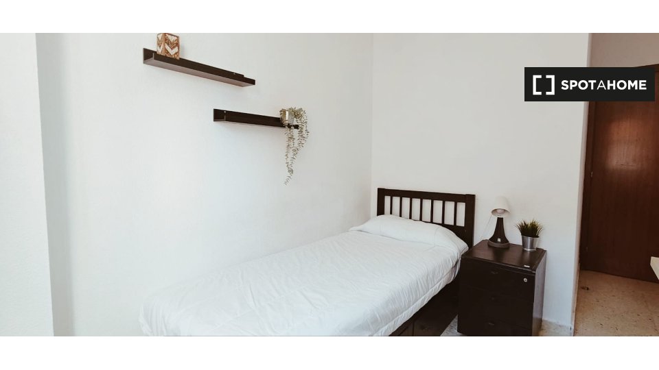 Double room Madrid, 5 beds, 80m² — photo 1