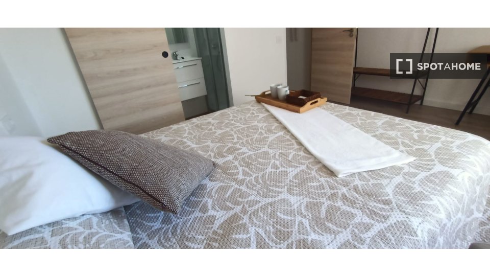 Double room Valencia, 5 beds, 105m² — photo 1
