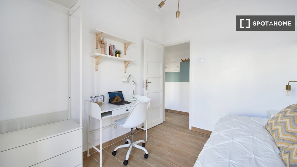 Double room Lisbon, 4 beds — photo 15