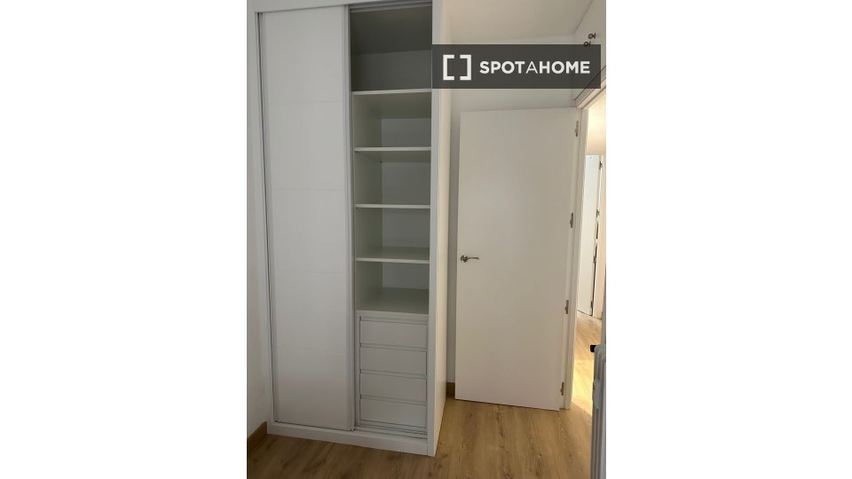 Double room Madrid, 3 beds, 90m² — photo 3