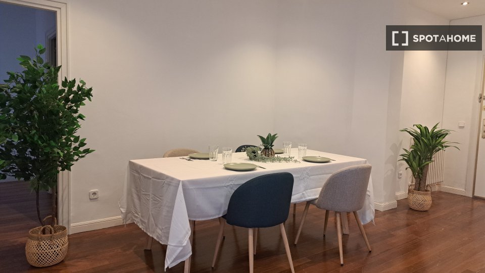 Double room Madrid, 14 beds, 200m² — photo 14