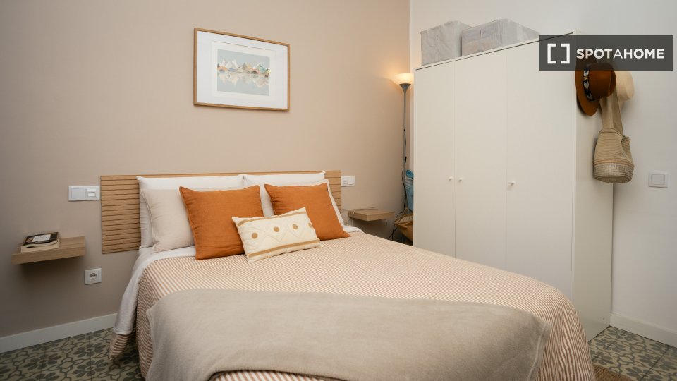 Double room Barcelona, 3 beds, 110m² — photo 3