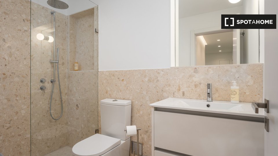 Apartment Lisbon, 2 beds, 75m² — photo 16