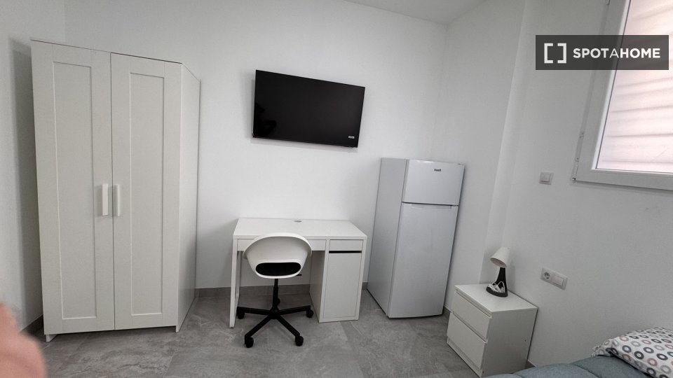 Double room Alicante, 5 beds, 105m² — photo 16