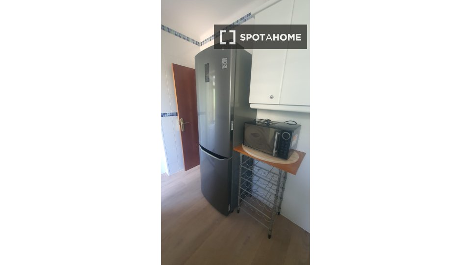 Camera in appartamento condiviso con 3 camere da letto a El Masnou, Barcellona - a Barcellona