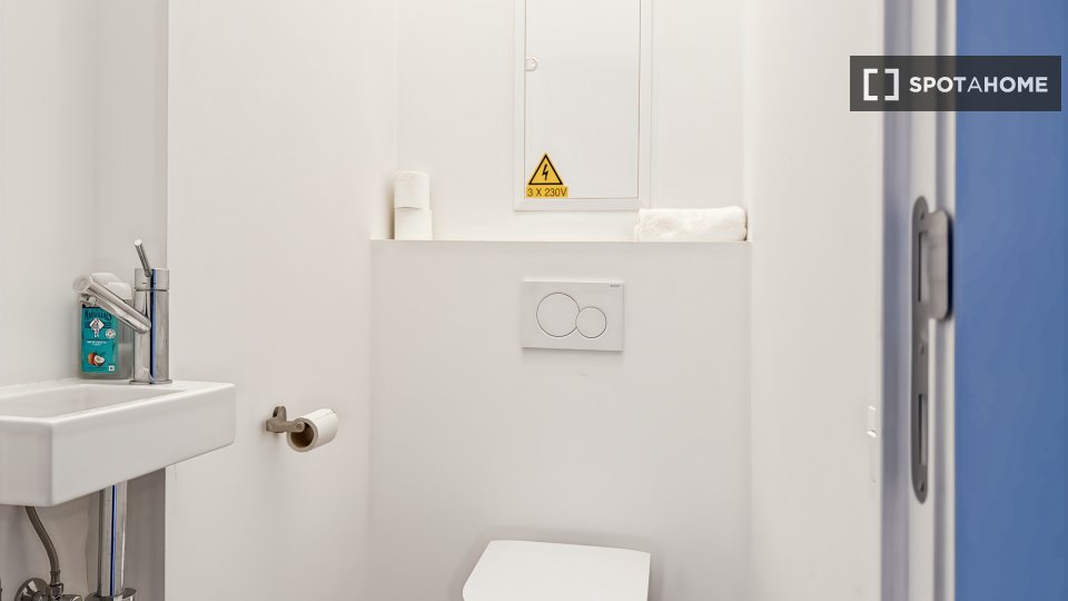 Double room Brussels, 1 bed, 110m² — photo 3