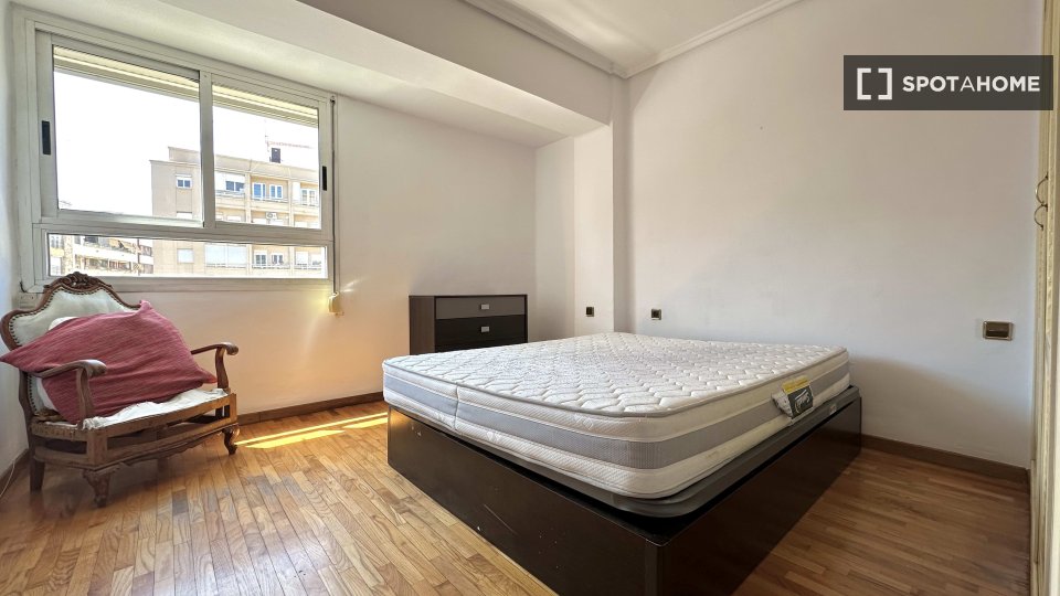 Double room Valencia, 3 beds, 90m² — photo 10