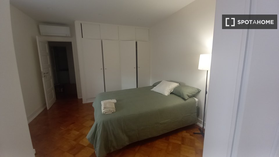 Double room Lisbon, 5 beds, 130m² — photo 8