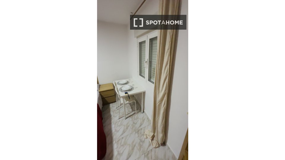 Habitación en piso de 5 habitaciones en Moscardó, Madrid