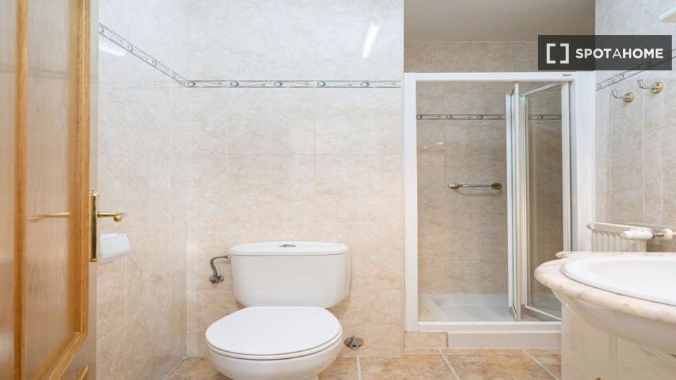 Double room Madrid, 4 beds — photo 17