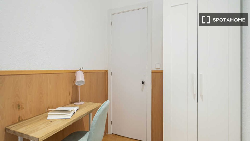 Double room Madrid, 3 beds — photo 48
