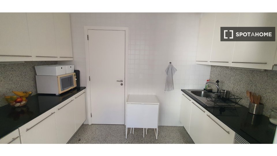 Double room Lisbon, 3 beds, 75m² — photo 1