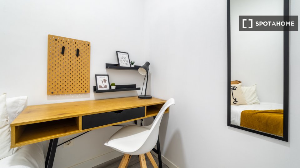 Double room Madrid, 9 beds, 108m² — photo 16