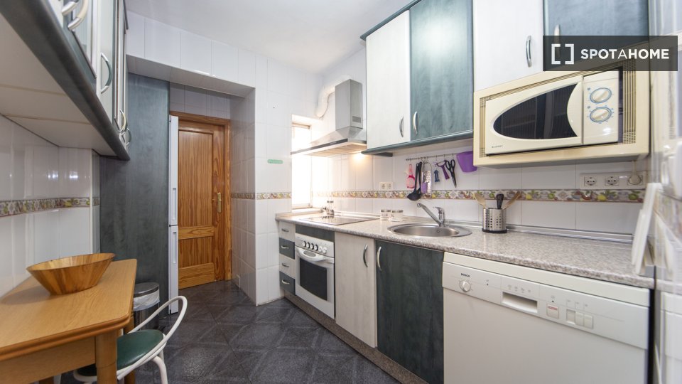 Double room Granada, 3 beds, 75m² — photo 12