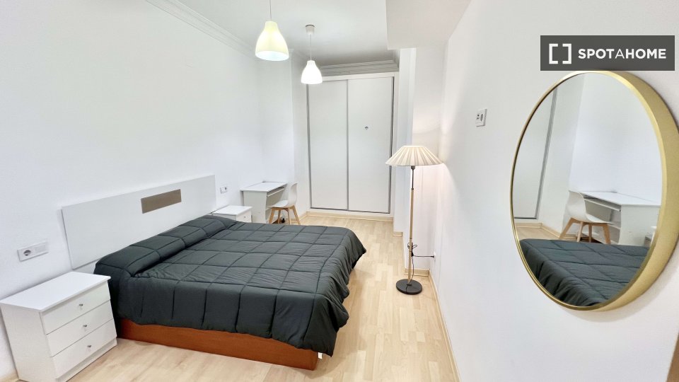 Double room Valencia, 3 beds, 103m² — photo 35