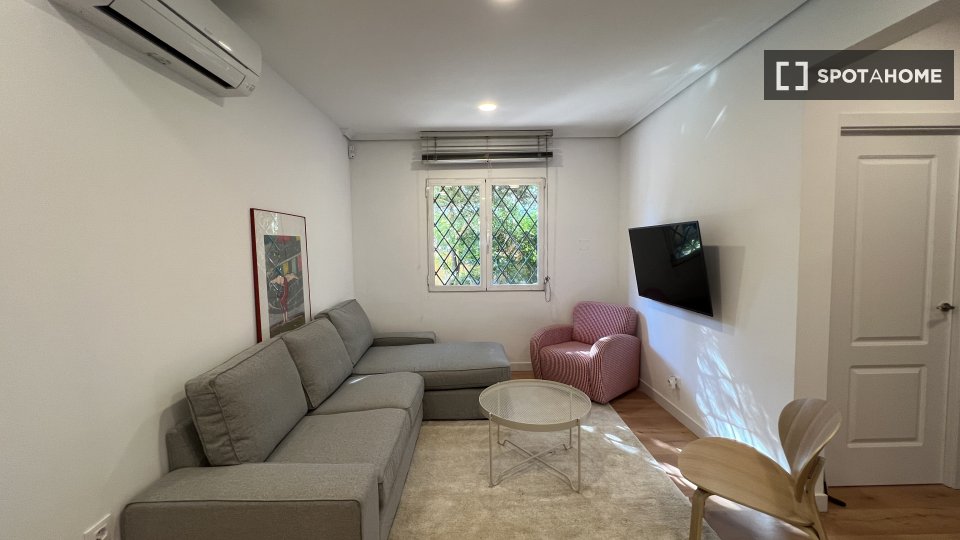 Double room Madrid, 8 beds — photo 16