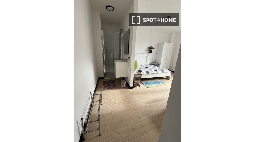 Double room Brussels, 6 beds, 150m² — photo 1