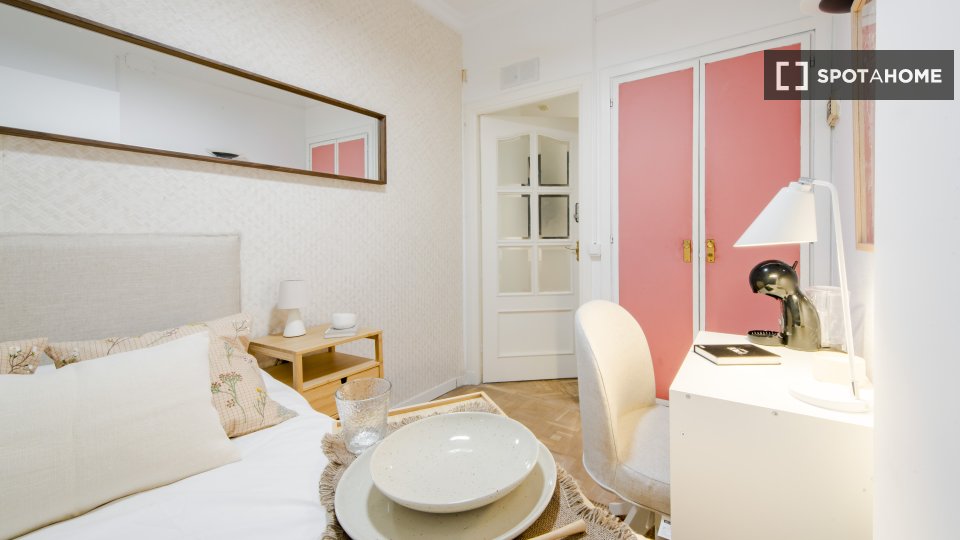 Double room Madrid, 11 beds, 250m² — photo 14
