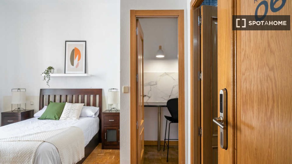 Habitación en piso compartido de 6 habitaciones en Arapiles, Madrid.