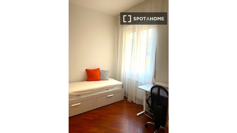 Double room Genoa, 3 beds, 93m² — photo 10