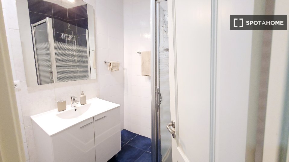 Apartment Lisbon, 2 beds, 79m² — photo 11
