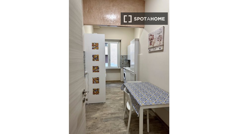 Double room Rome, 3 beds, 94m² — photo 4