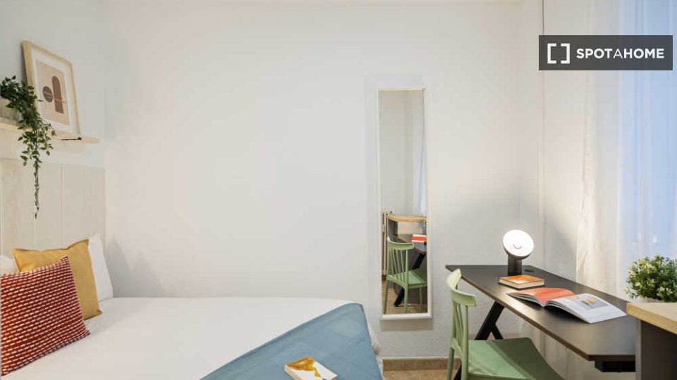 Se alquila habitación en piso compartido en Valdeacederas, Madrid