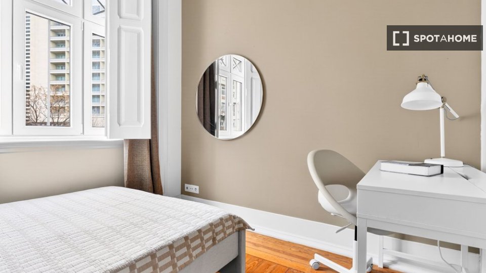 Double room Lisbon, 5 beds — photo 11