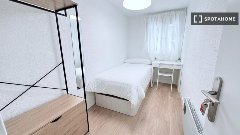 Double room Madrid, 5 beds — photo 9