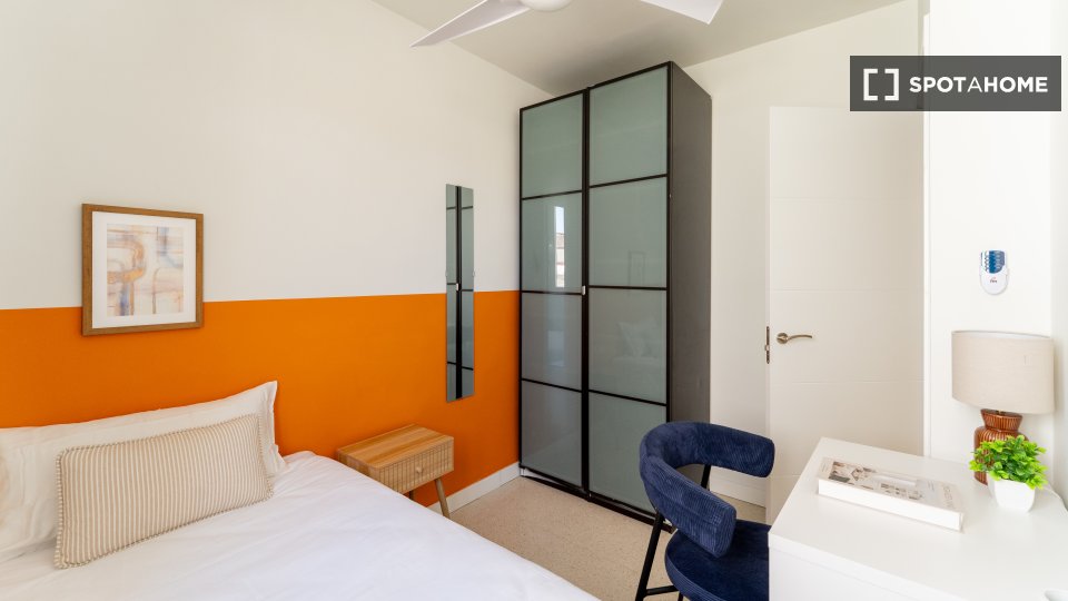 Double room Madrid, 3 beds — photo 11