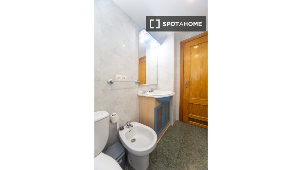 Double room Granada, 3 beds, 80m² — photo 3