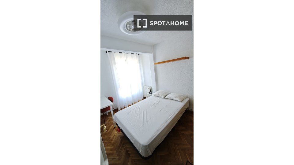Double room Madrid, 1 bed — photo 9