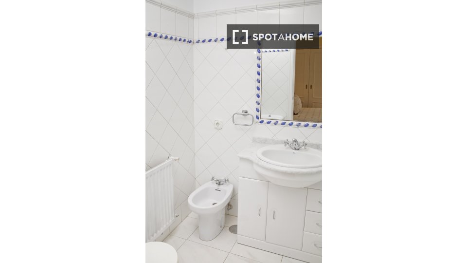 Habitación en piso compartido en alquiler en Sol, Madrid.