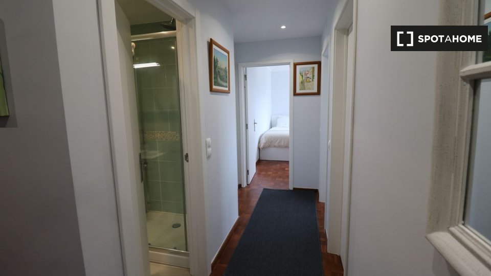 Double room Lisbon, 3 beds, 69m² — photo 9
