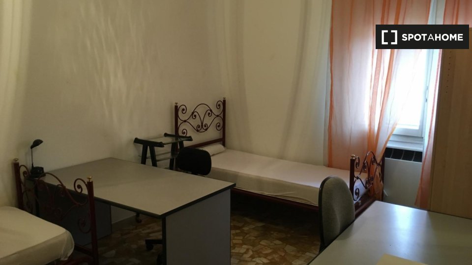Bedroom for rent in an apartment with 2 bedrooms in Bologna - en Bolonia
