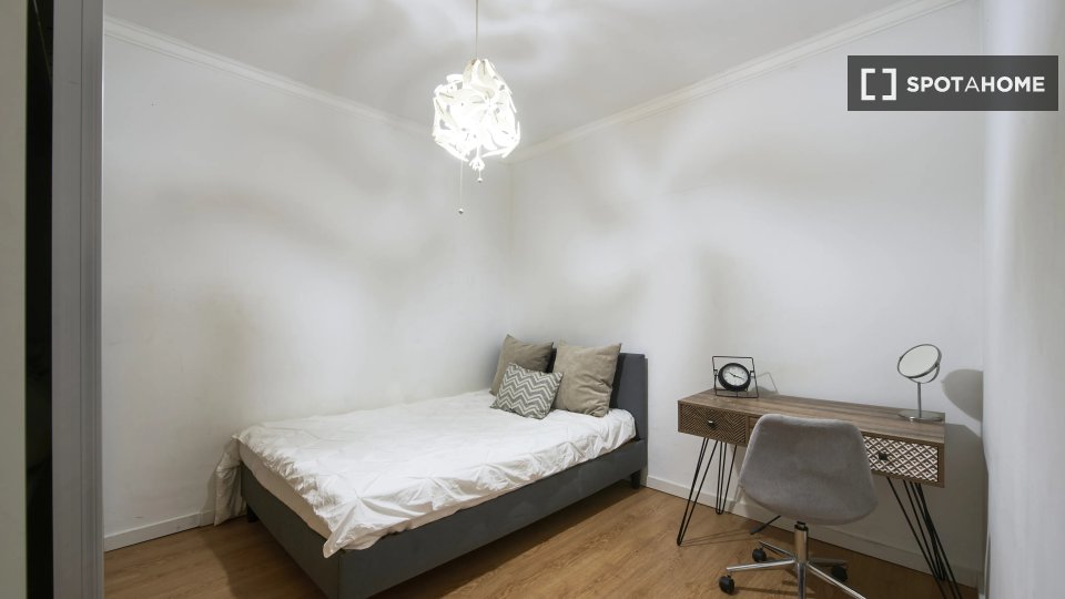 Double room Lisbon, 4 beds — photo 10