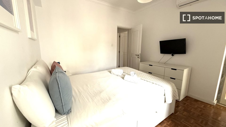 Apartment Lisbon, 2 beds, 70m² — photo 22