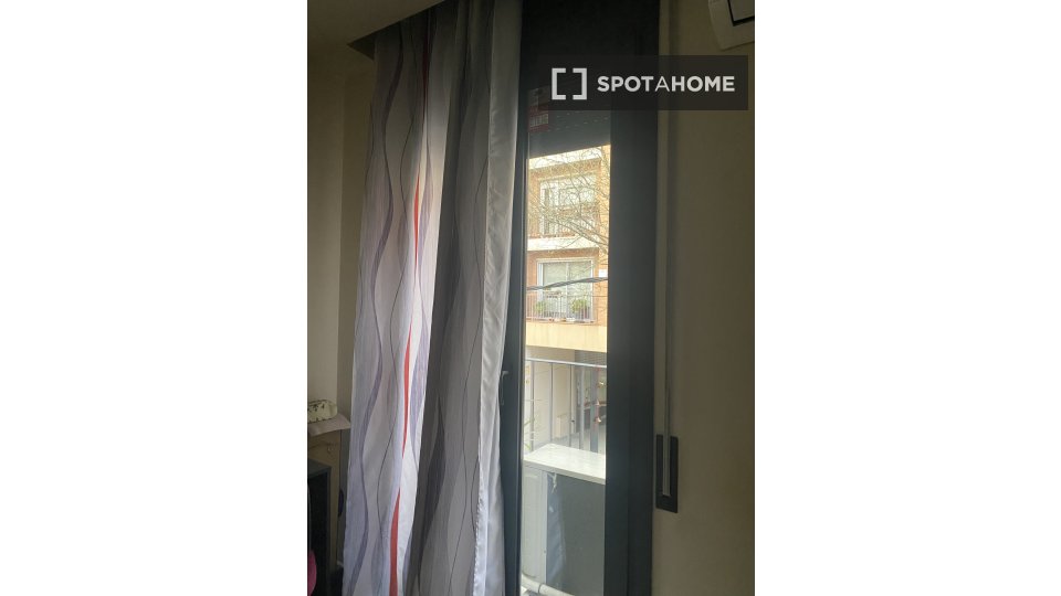 Double room Barcelona, 3 beds, 80m² — photo 1