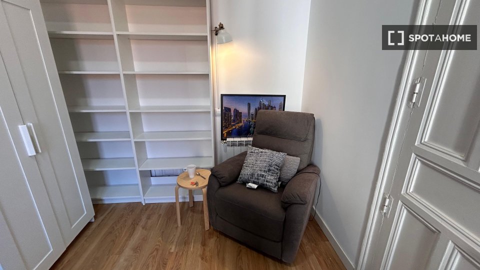 Habitación en piso compartido en Embajadores, Madrid.