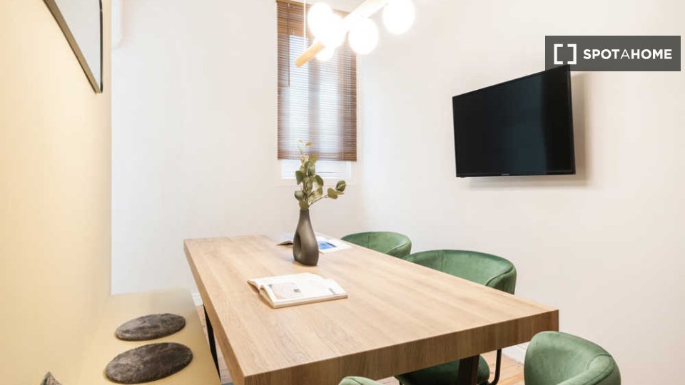 Double room Madrid, 7 beds, 260m² — photo 26