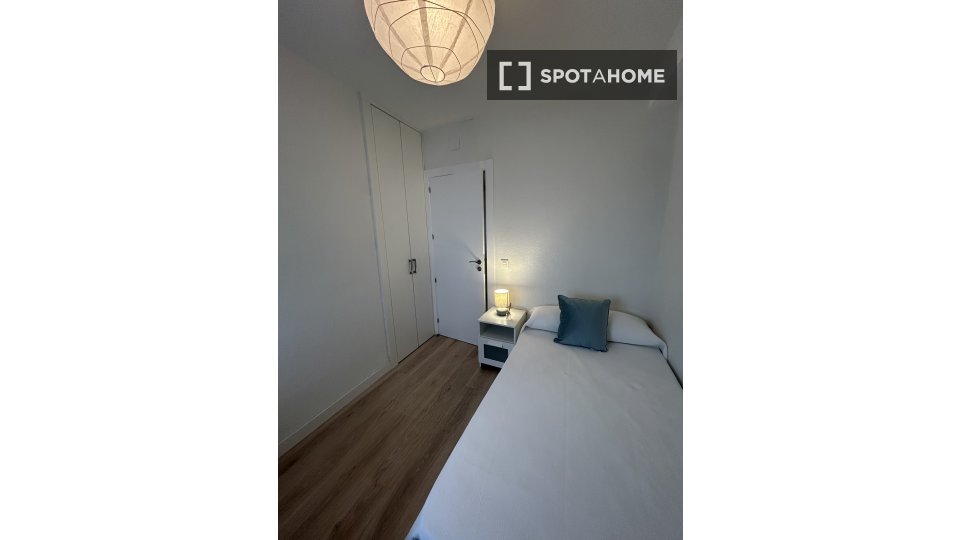 Double room Madrid, 3 beds — photo 15