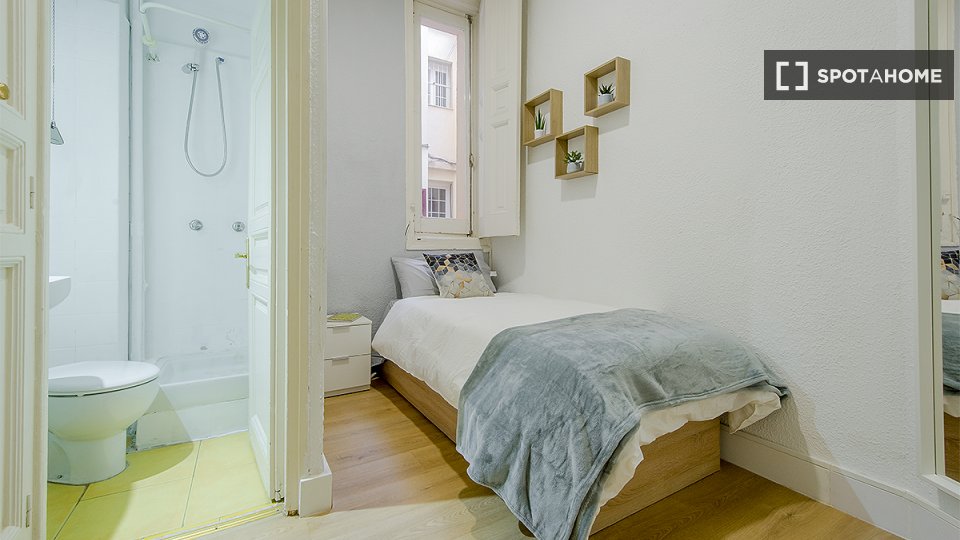 Double room Madrid, 8 beds, 200m² — photo 8