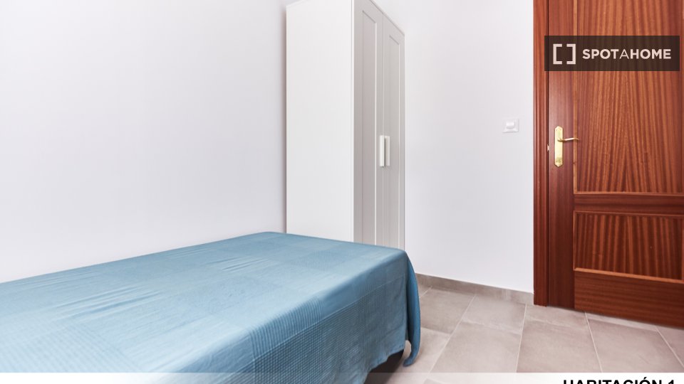 Double room Seville, 3 beds — photo 42