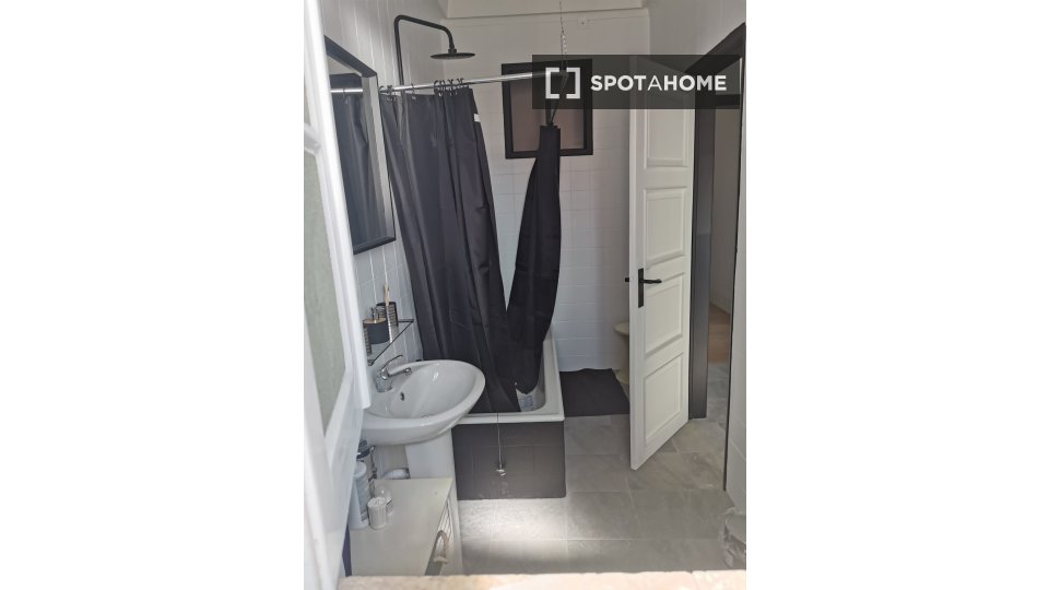 Double room Lisbon, 5 beds — photo 23
