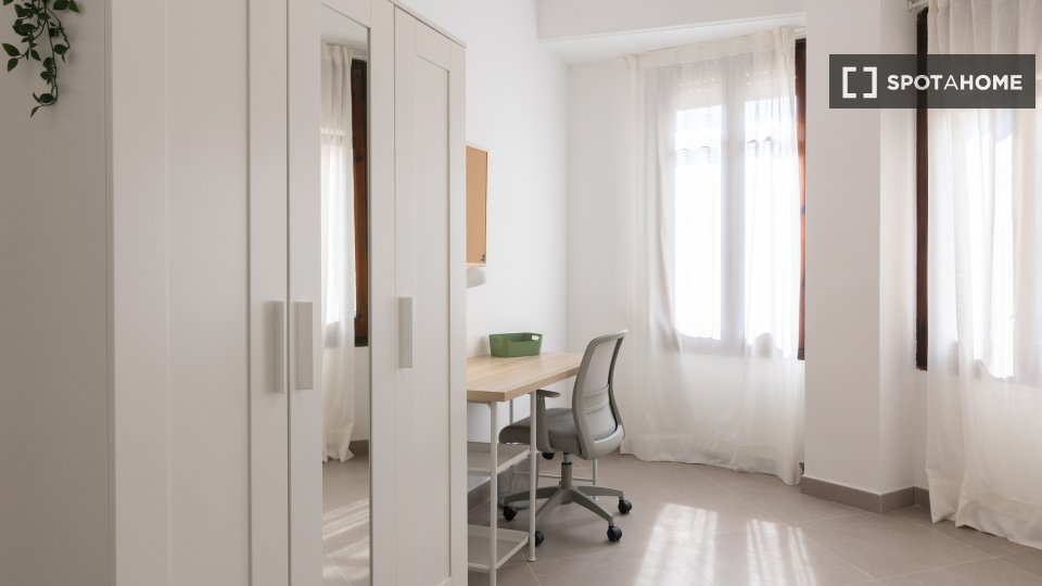 Double room Valencia, 1 bed, 150m² — photo 2