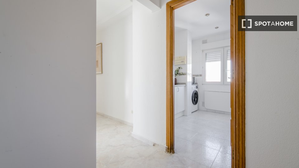 Double room Madrid, 5 beds, 80m² — photo 12