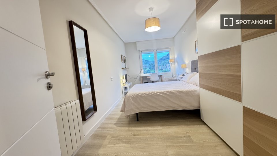 Habitación en piso compartido en alquiler en La Peña, Bilbao.