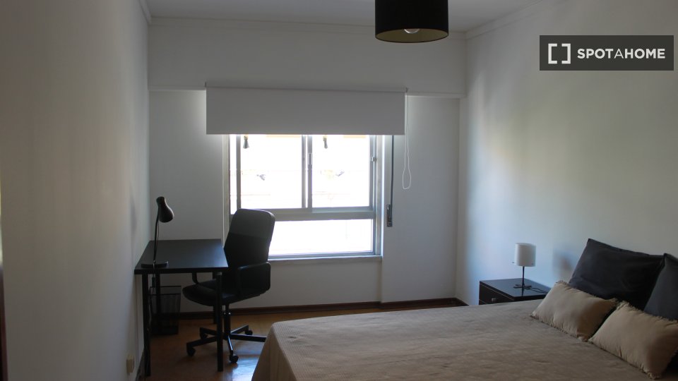 Double room Lisbon, 3 beds, 120m² — photo 10