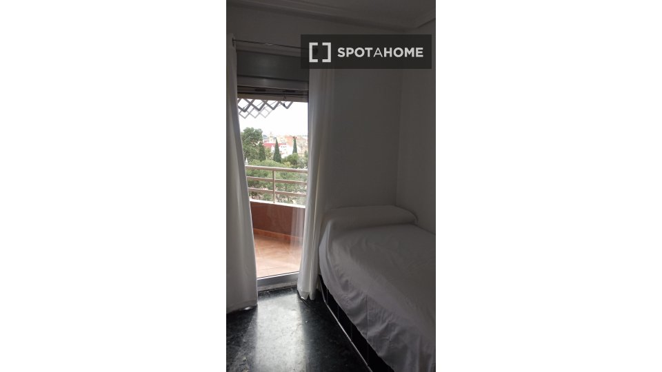 Double room Valencia, 5 beds, 110m² — photo 2