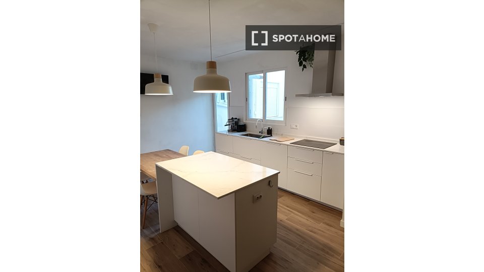 Double room Valencia, 1 bed, 155m² — photo 10